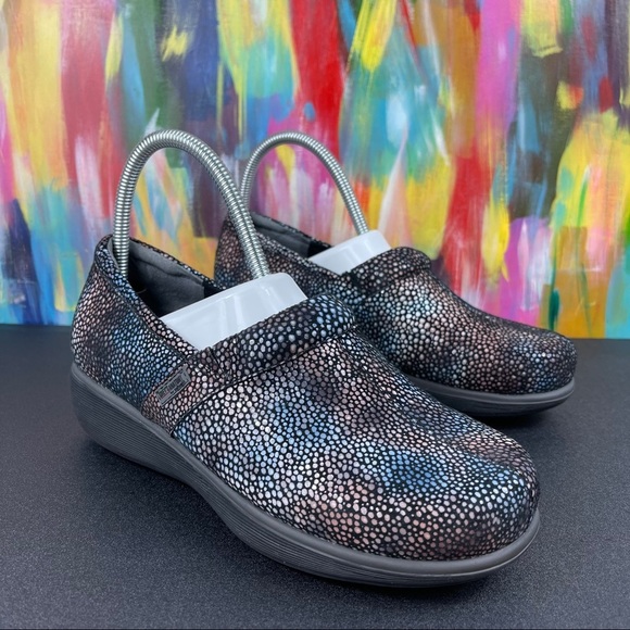 Grey’s Anatomy Softwalk Meredith Clogs - Picture 2 of 8